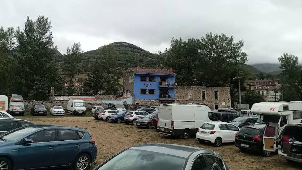 Parking de Arenas, de hierba.